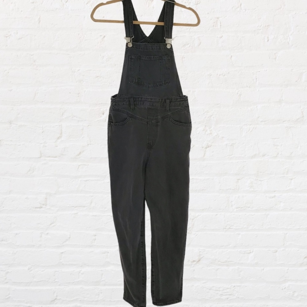 Levi's Size 28 Tapered Leg Cropped Overalls